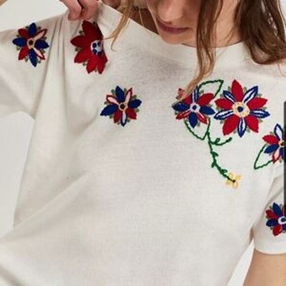 Free People MEDIUM Petal Stitch Floral Embroidered Tee NWT - Picture 2 of 3